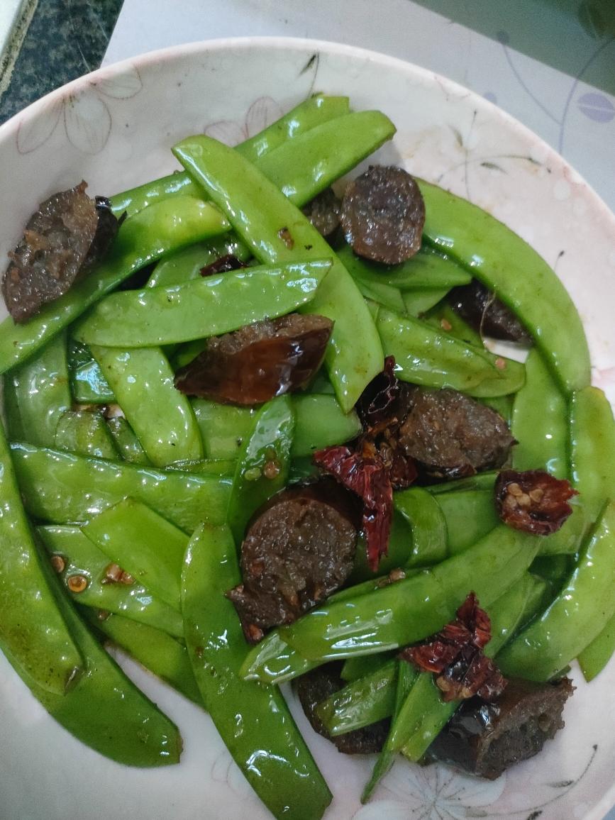 妈妈的味道~荷豌豆炒腊肠的做法