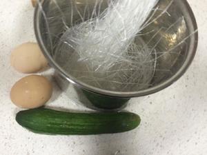 《昨日的美食》之小黄瓜跟蛋的冬粉拌沙拉的做法 步骤2