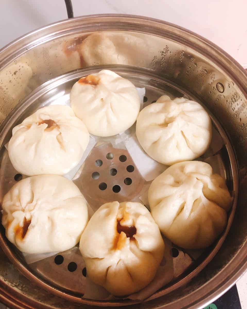 云朵般松软爆浆蜜汁叉烧包
