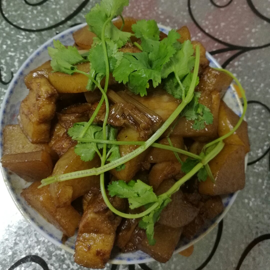 五花肉炖白萝卜