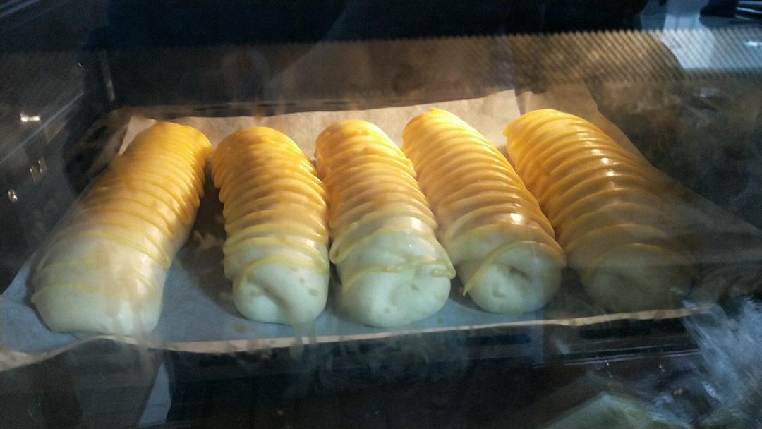 面包房里最受欢迎的毛毛虫面包