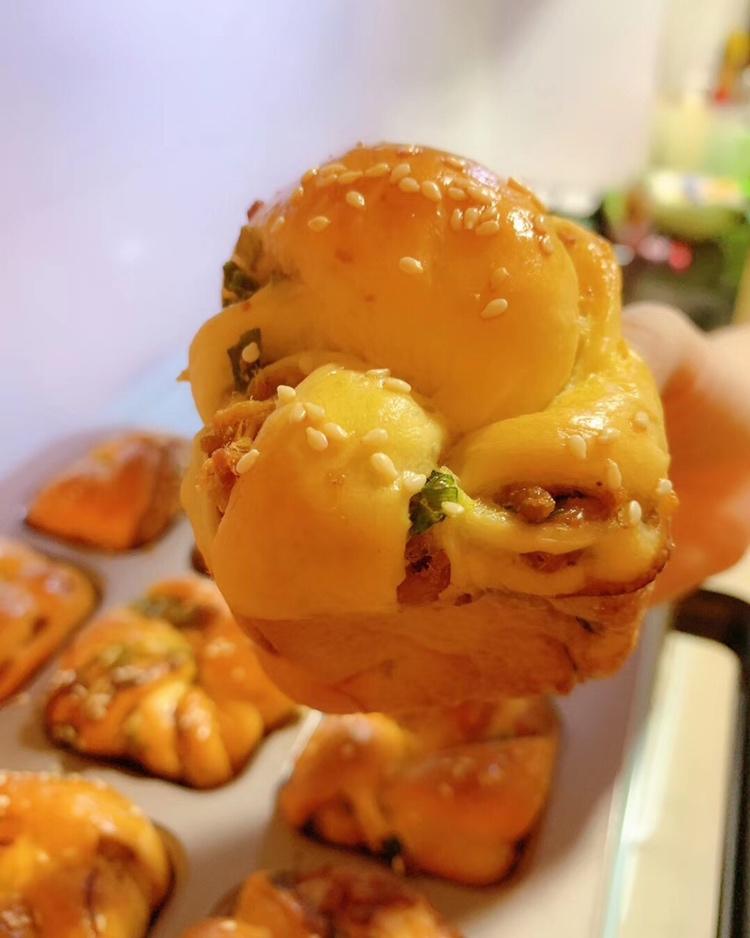 香葱肉松小方块面包