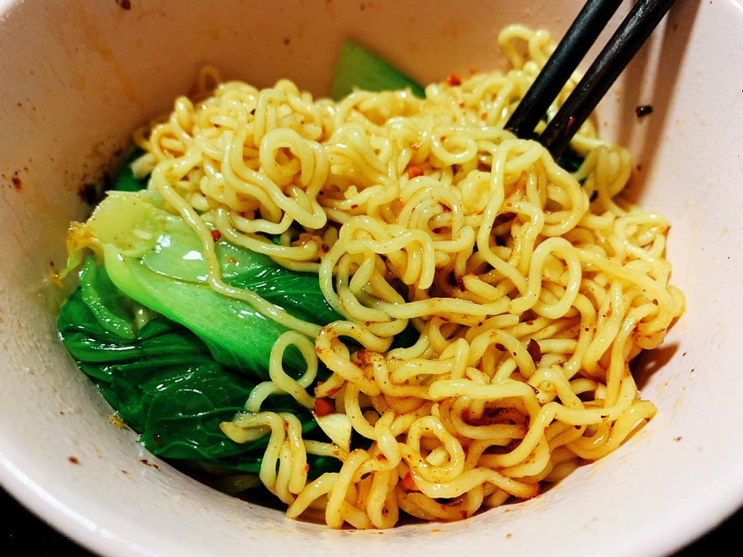 肉蛋的麻麻做的油泼方便面