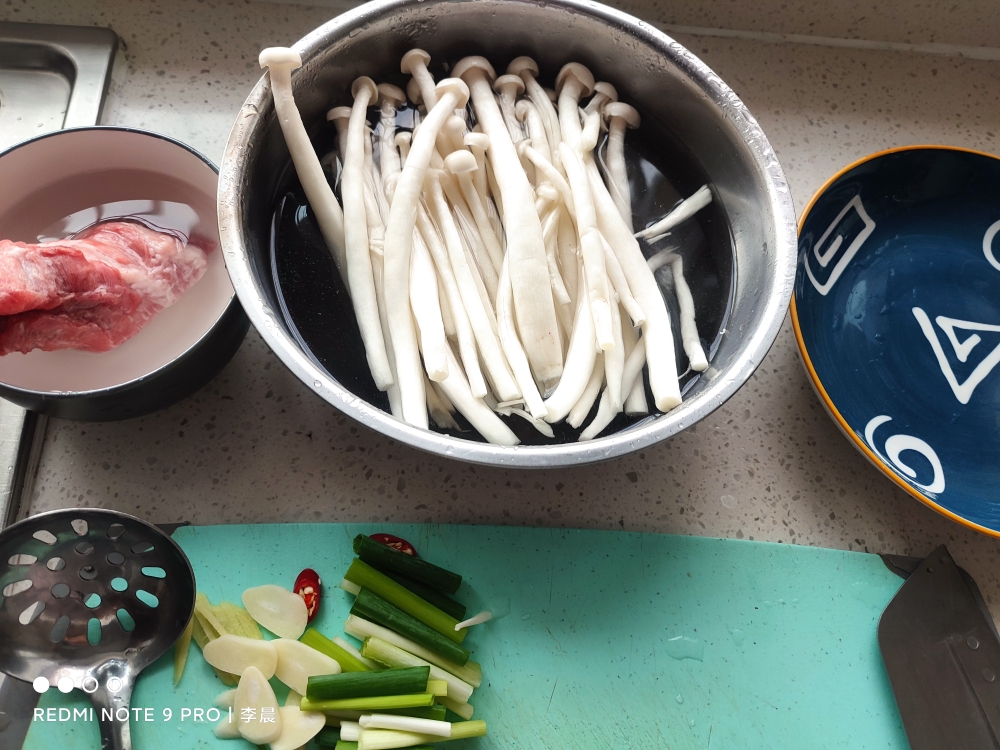 家常版蘑菇炒肉的做法 步骤1