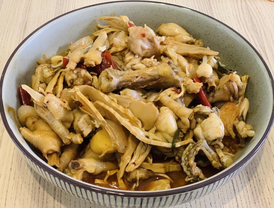 哦吼，软糯的鸡爪，鲜嫩的牛蛙，这锅鸡爪牛蛙煲真真可以吃得连汤汁都不剩！