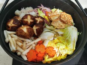 不用日式酱油也能做出的美味牛肉寿喜锅的做法 步骤3