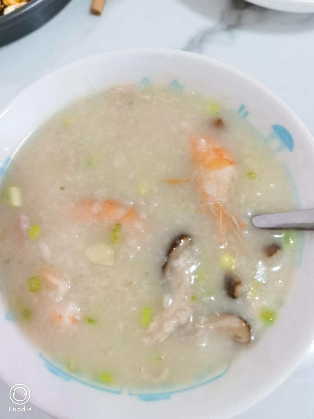 超鲜美的【鲜虾干贝砂锅粥】