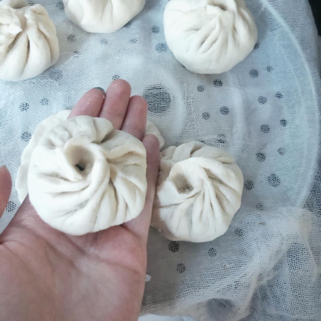 松软的素馅包子