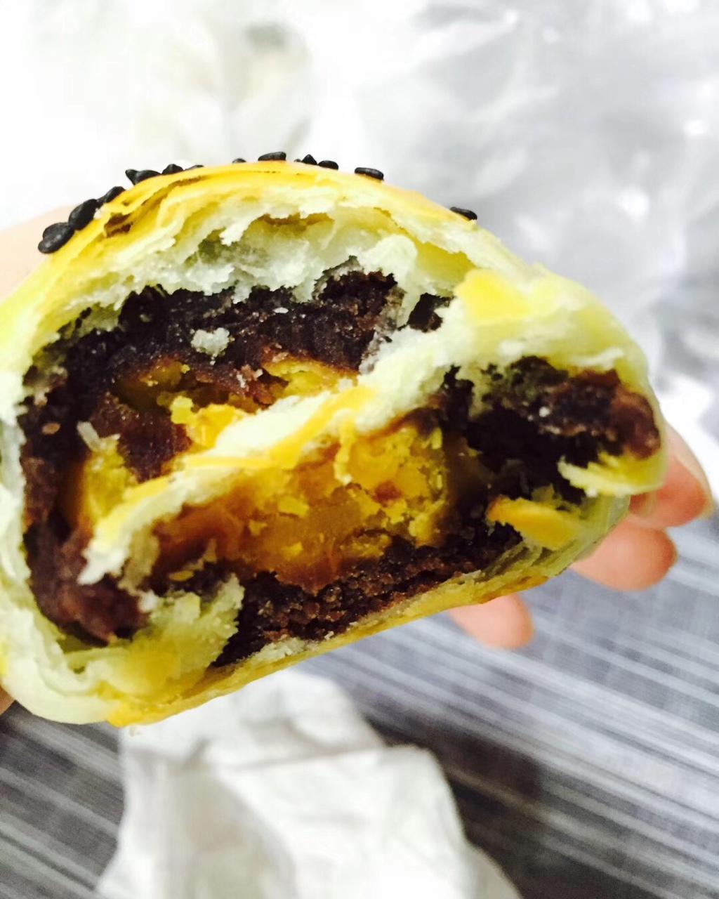 蛋黄酥 Danhuangsu