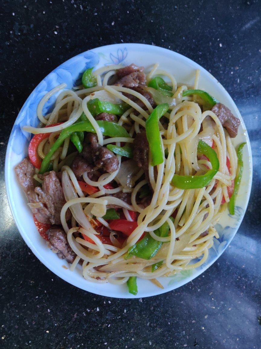黑椒牛柳炒意面