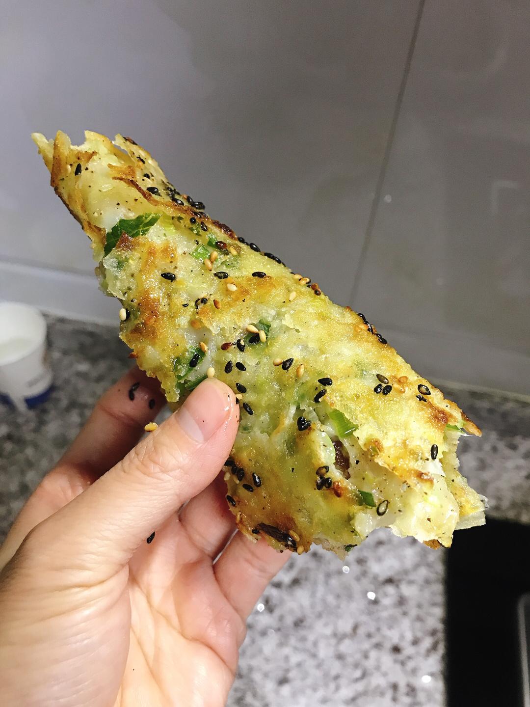 爆击味蕾的饺子皮千层葱油饼的做法 步骤7