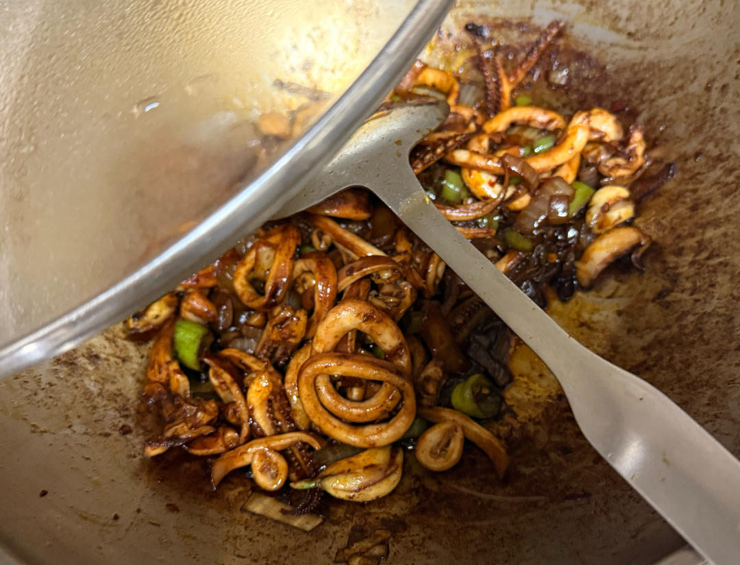 爆炒鱿鱼须，加上这一步，可以与铁板鱿鱼媲美