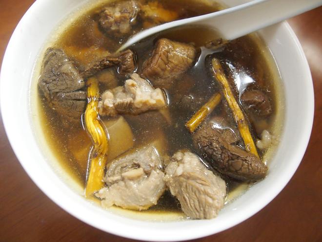 石斛姬松茸猪舌汤的做法