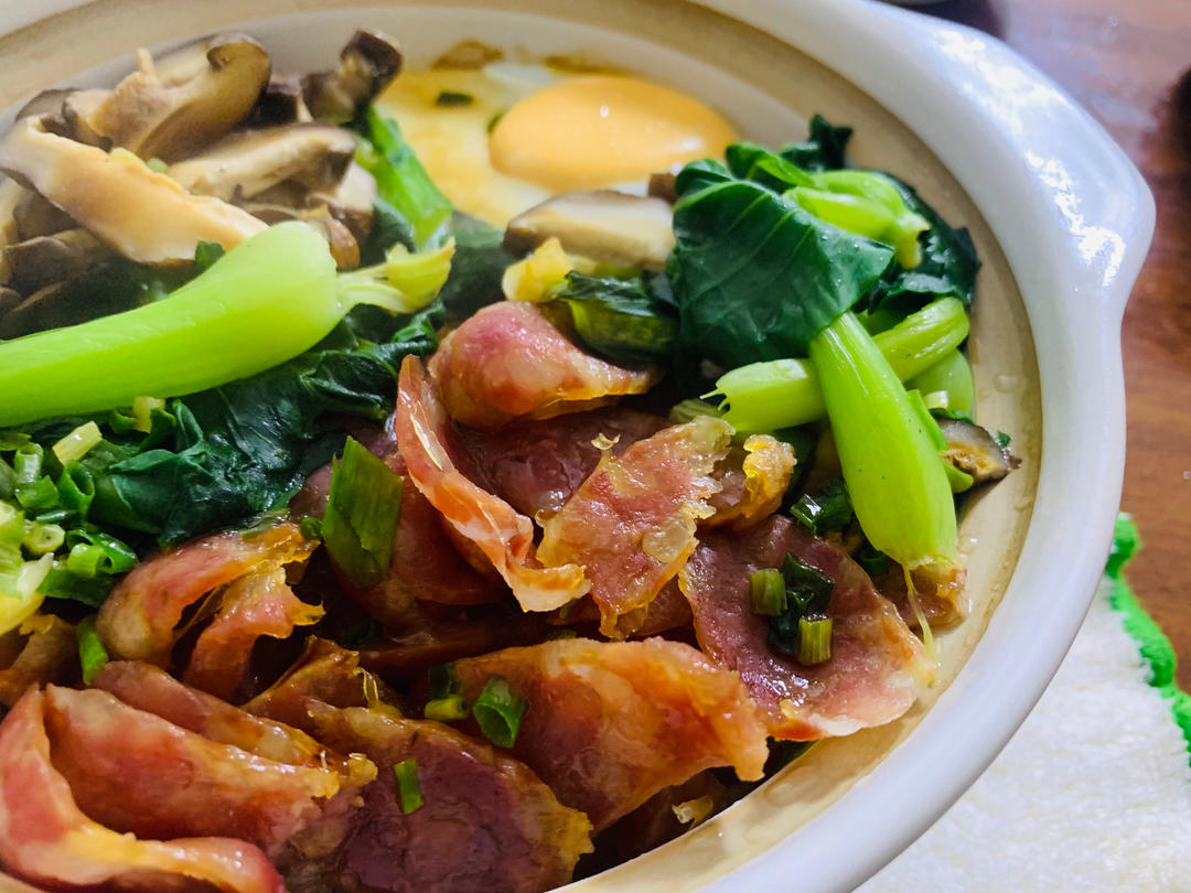 广式腊味煲仔饭