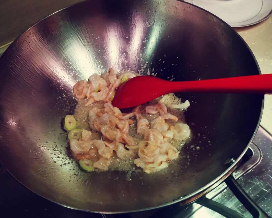 鸭血虾仁炒韭菜的做法 步骤4
