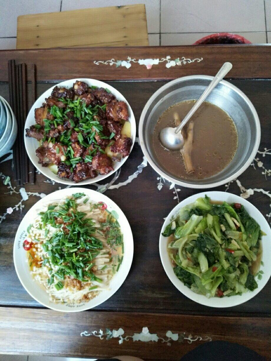 香酥排骨蒸土豆