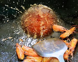 巧用鲜虾头·速手虾油炒饭（附虾油做法）的做法 步骤4