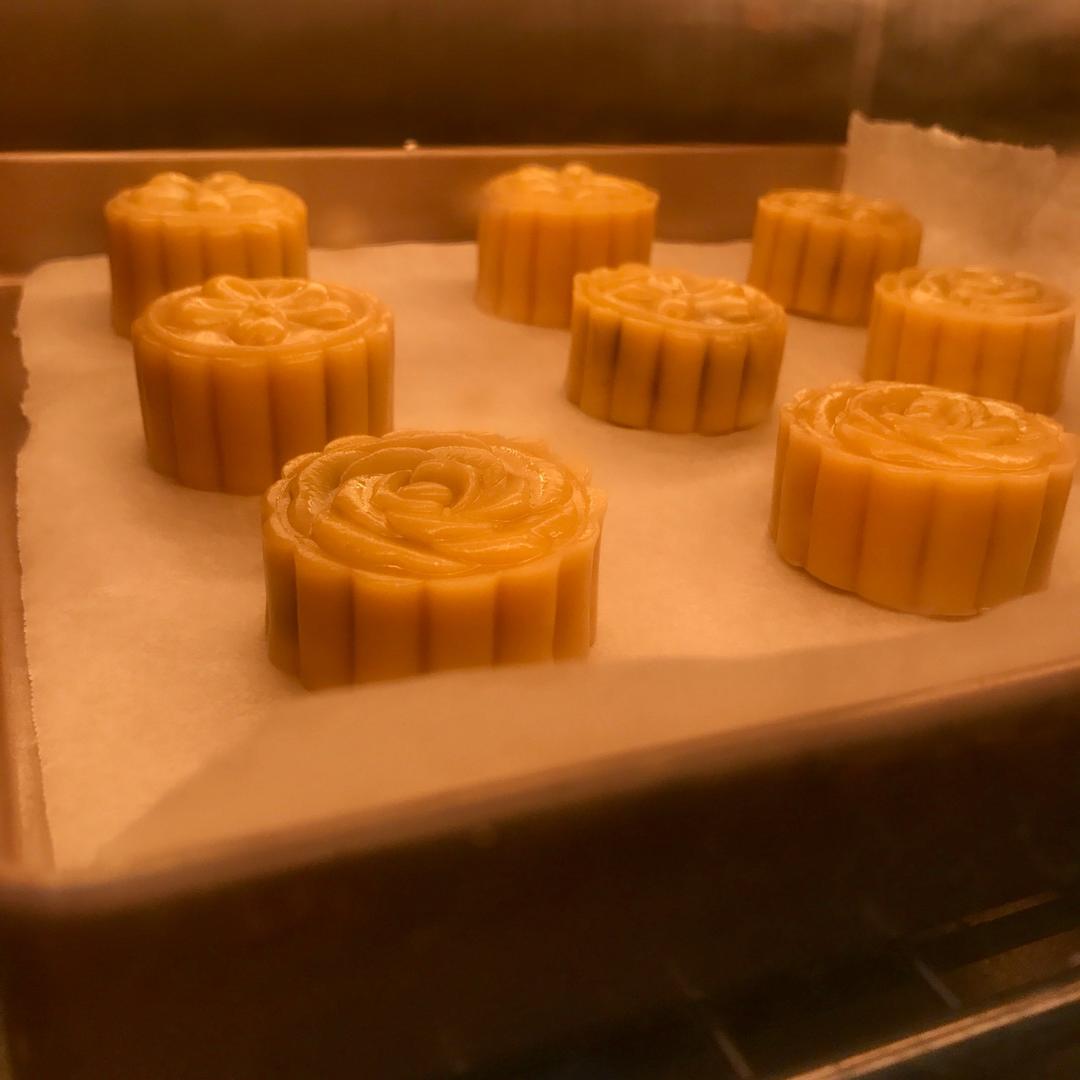 广式莲蓉蛋黄月饼 Moon Cakes with Egg yolk