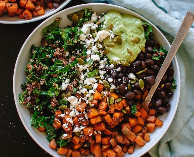 红薯黑豆藜麦羽衣甘蓝沙律 配牛油果酱汁 Southwestern Kale Power Salad with Sweet Potato, Quinoa & Avocado Sauce的做法