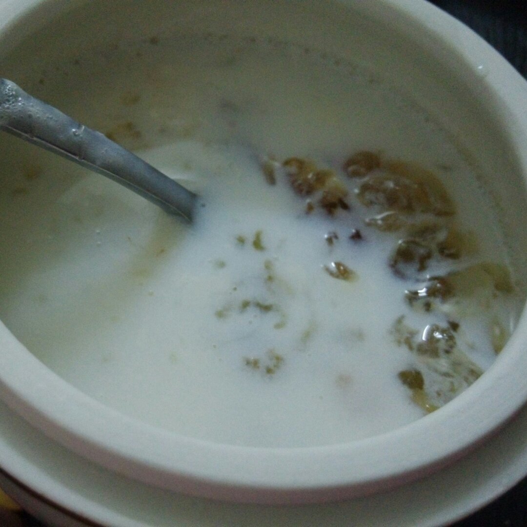 牛奶炖桃胶