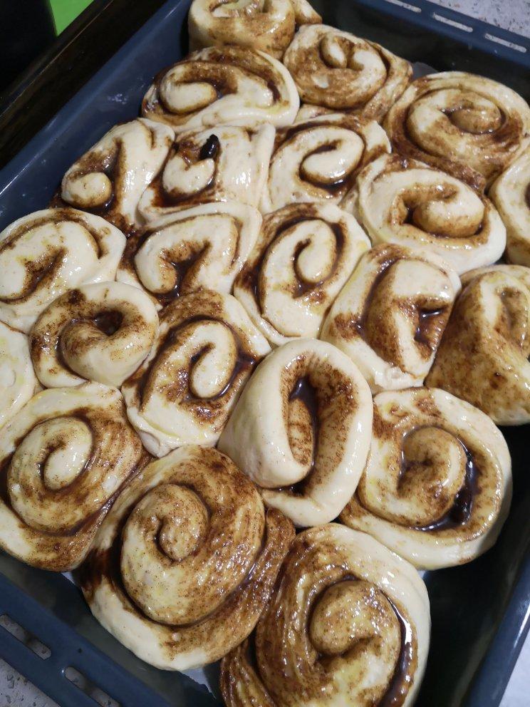 肉桂面包卷配黄油糖霜