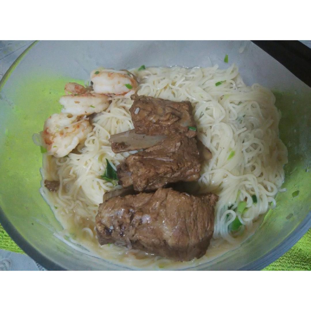 广式竹升面汤（肉骨鲜虾汤）