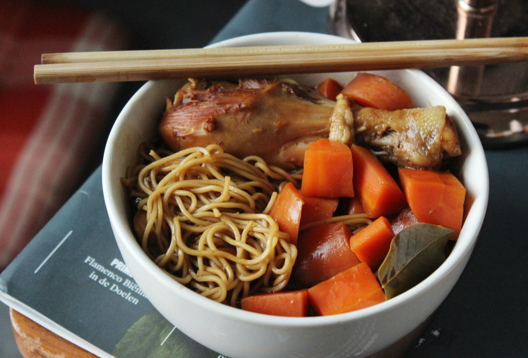 牛骨头汤鸡腿鸡蛋面