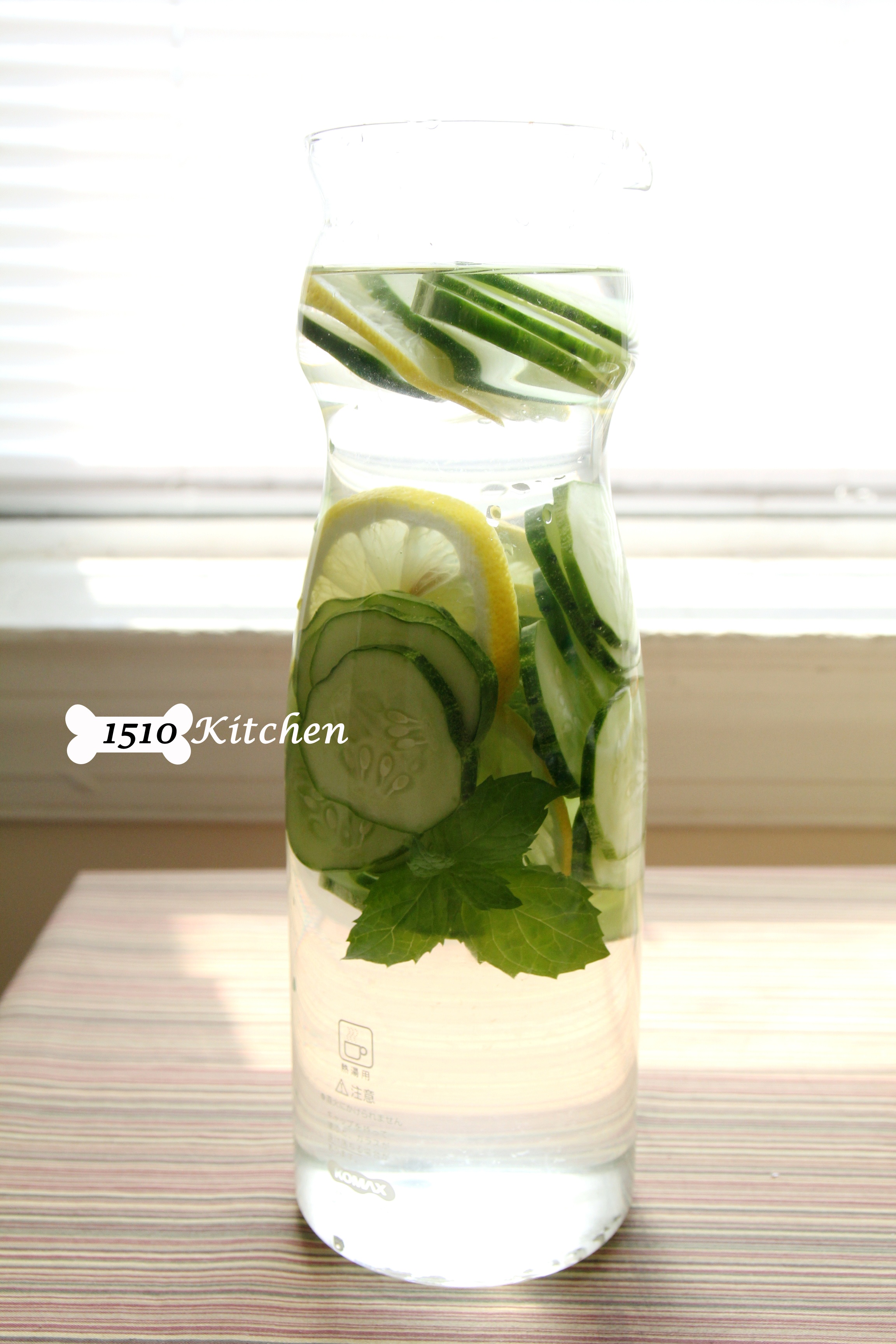 detox water 自制排毒养颜水 健康饮料 果蔬泡汁