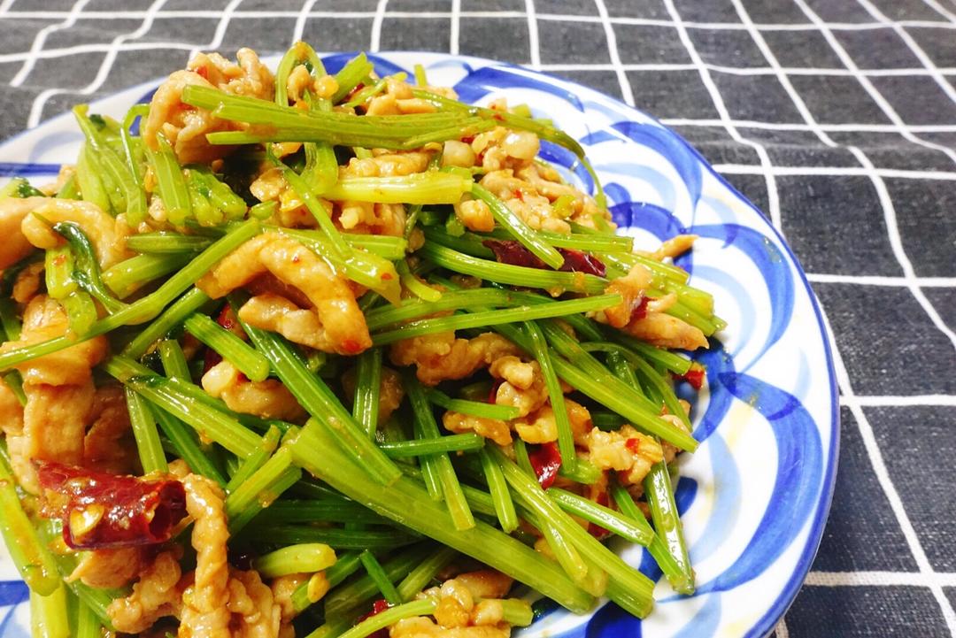 糖醋小丸子做的芹菜炒肉