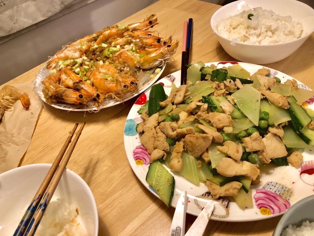 满园春色的炒三丁（鸡肉 豌豆 莴笋 黄瓜）