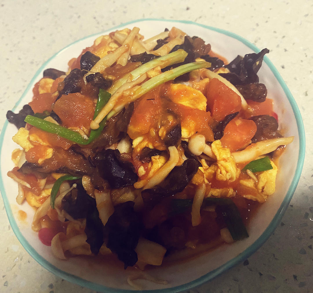 夏天必备素菜，巨下饭的西红柿鸡蛋炒白玉菇