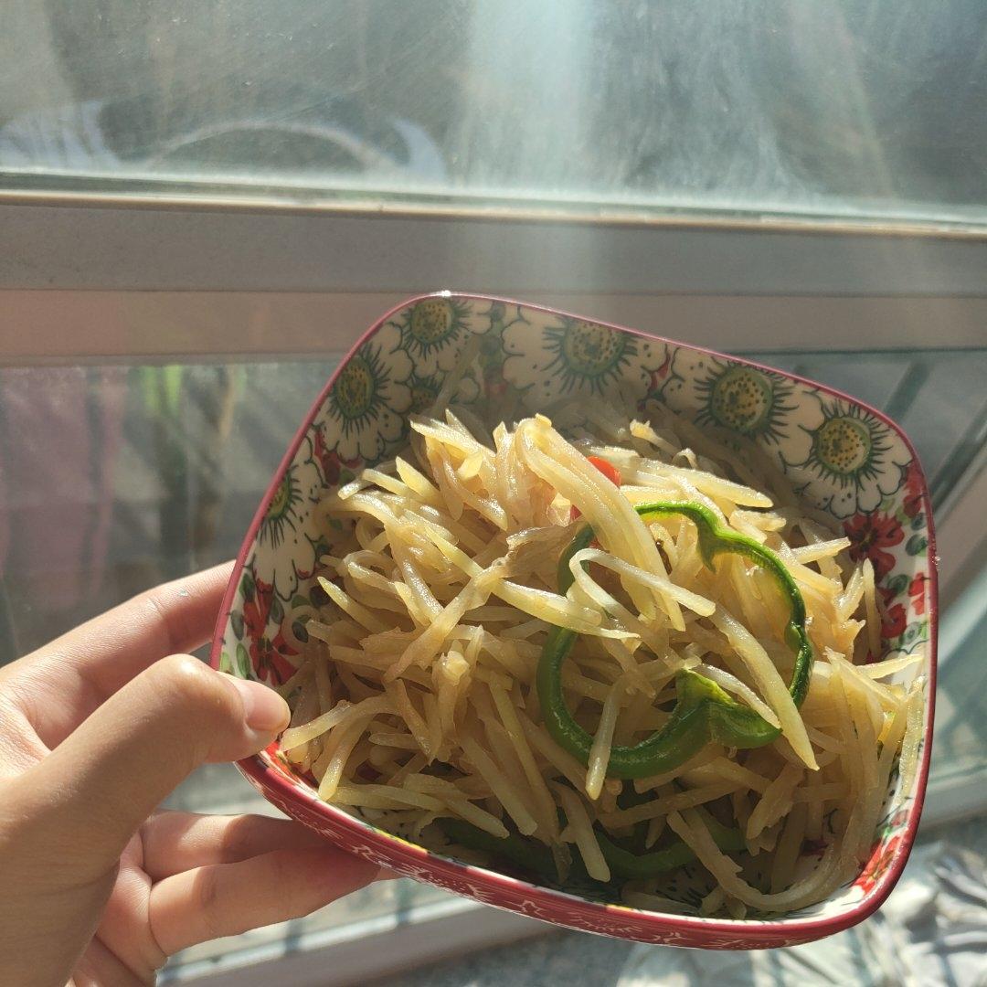不用焯水一样炒出脆脆的酸辣土豆丝