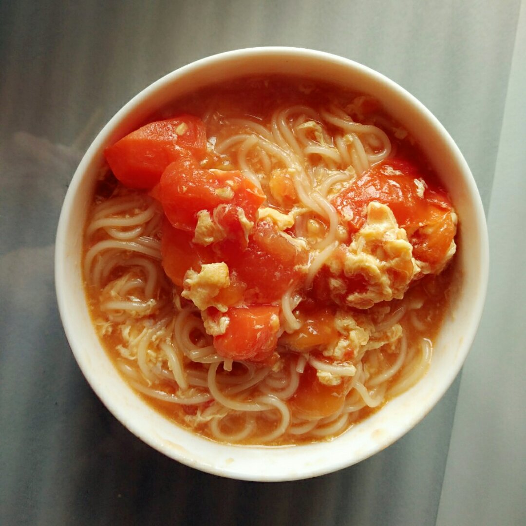 不爱吃葱大王做的简单早饭西红柿鸡蛋挂面