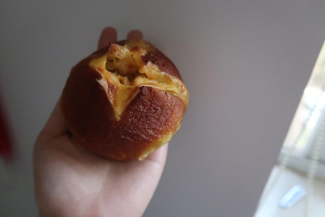 『牛油果芝士熏鸡碱水面包球』