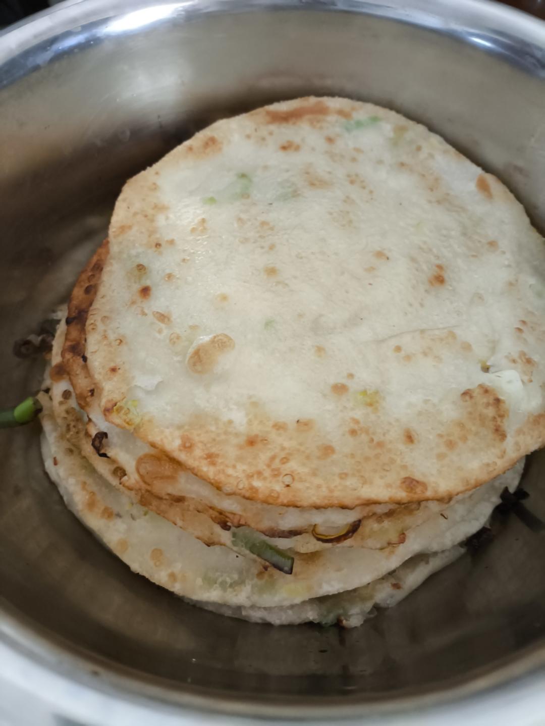 家常葱油饼 柔软多层 凉了也不硬 附细节视频详解