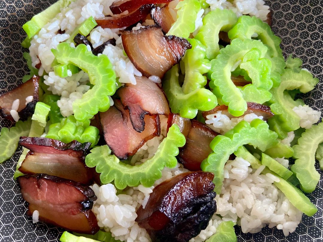 苦瓜腊肉炒饭的做法