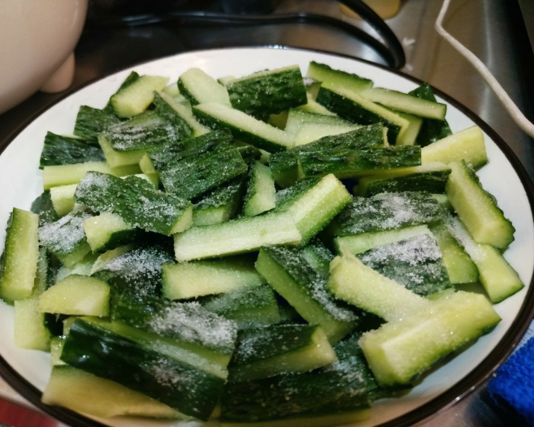 腌青瓜（黄瓜），超级脆口的做法 步骤2