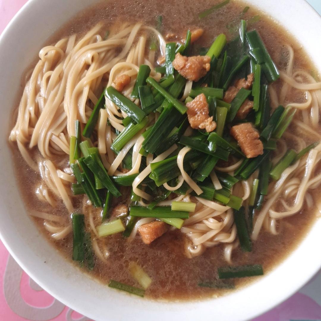 韭菜肉沫热汤面