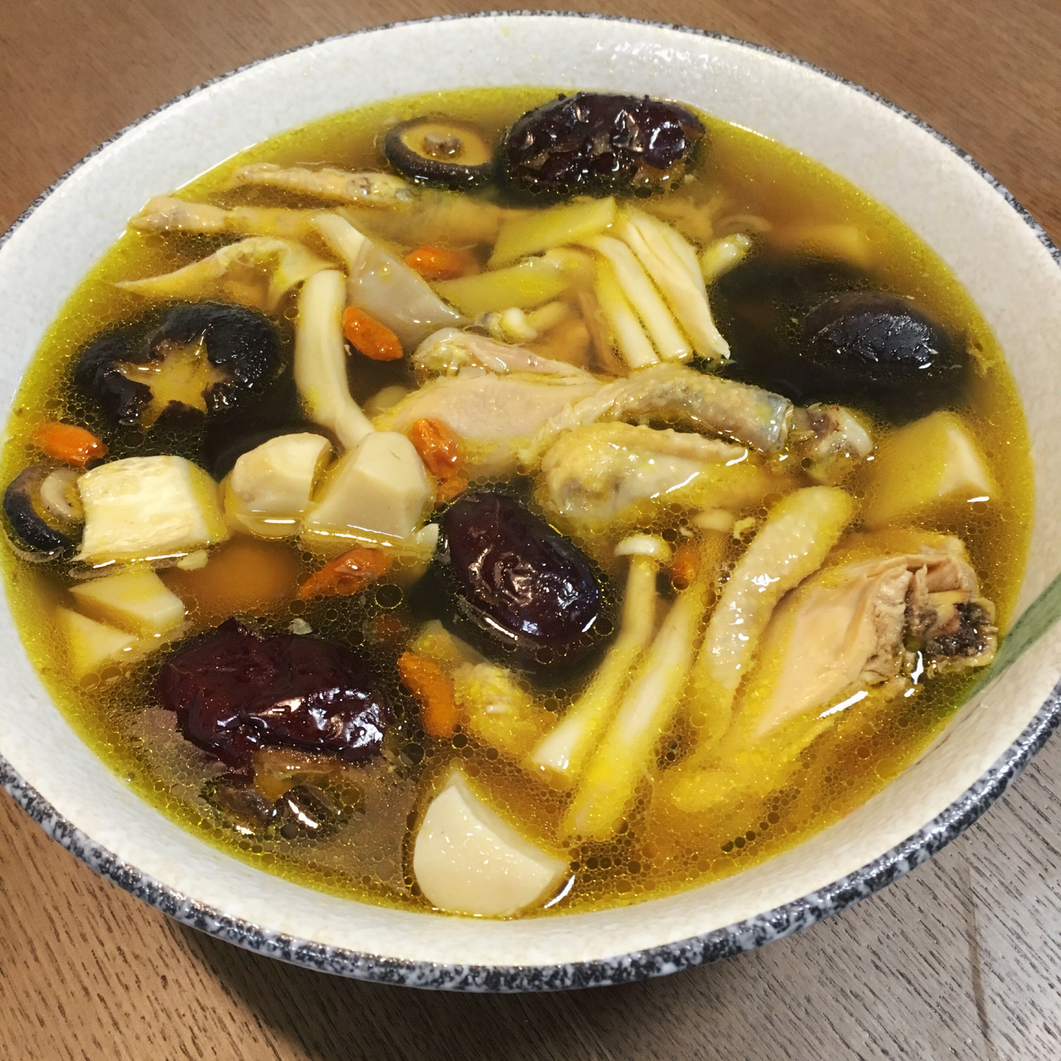 毛先生爱学习做的菌菇炖鸡汤