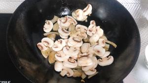 奶油蘑菇培根虾仁意面的做法 步骤8
