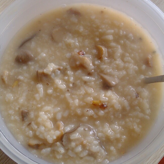 盛景和挪挪做的香菇瘦肉粥