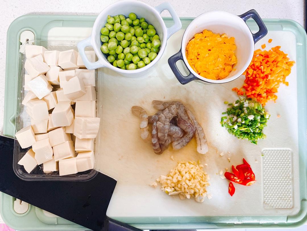 咸蛋黄虾仁烧豆腐的做法 步骤3