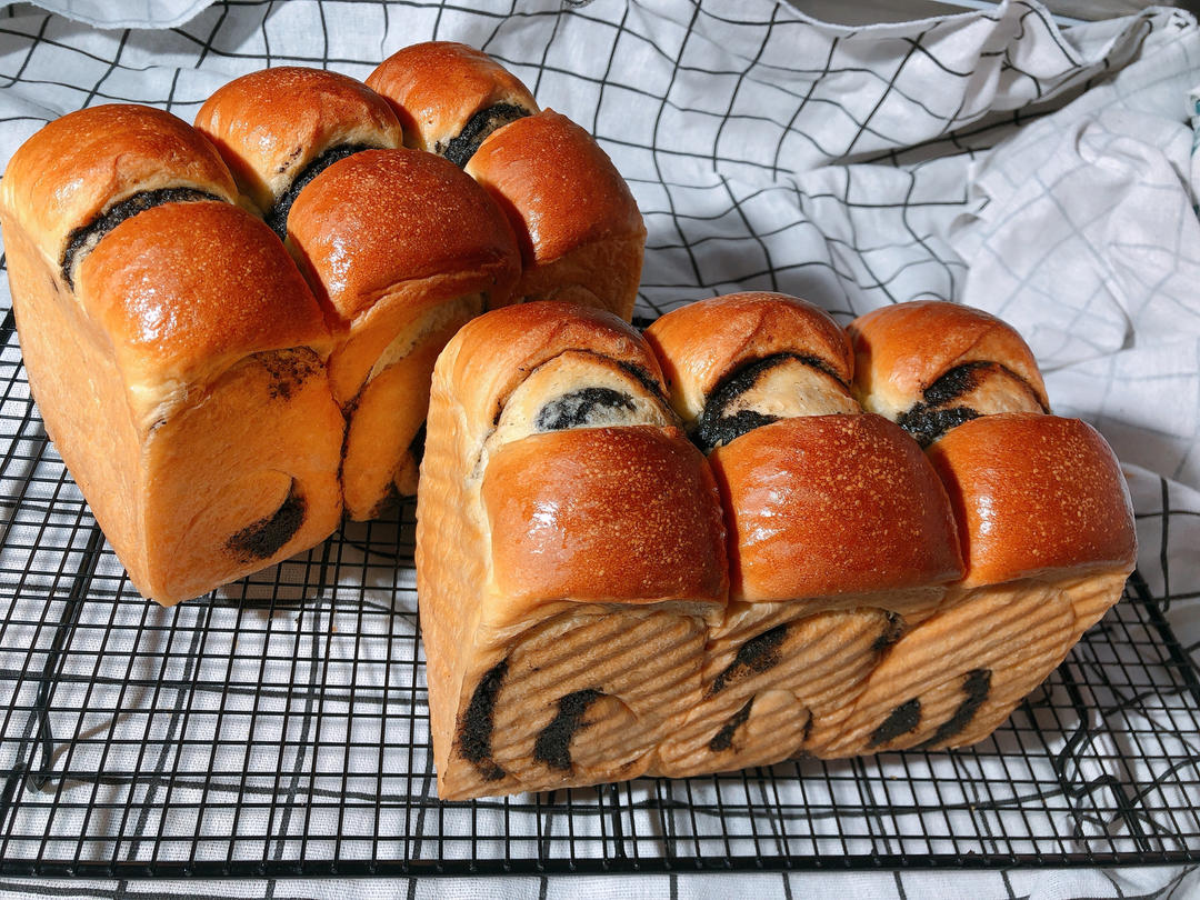 料多多系列--黑芝麻奶酥小吐司