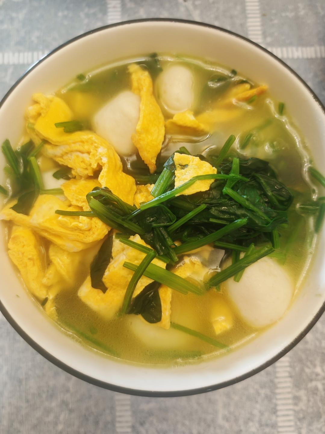 简单易学，清淡好喝～鱼丸鸡蛋菠菜汤