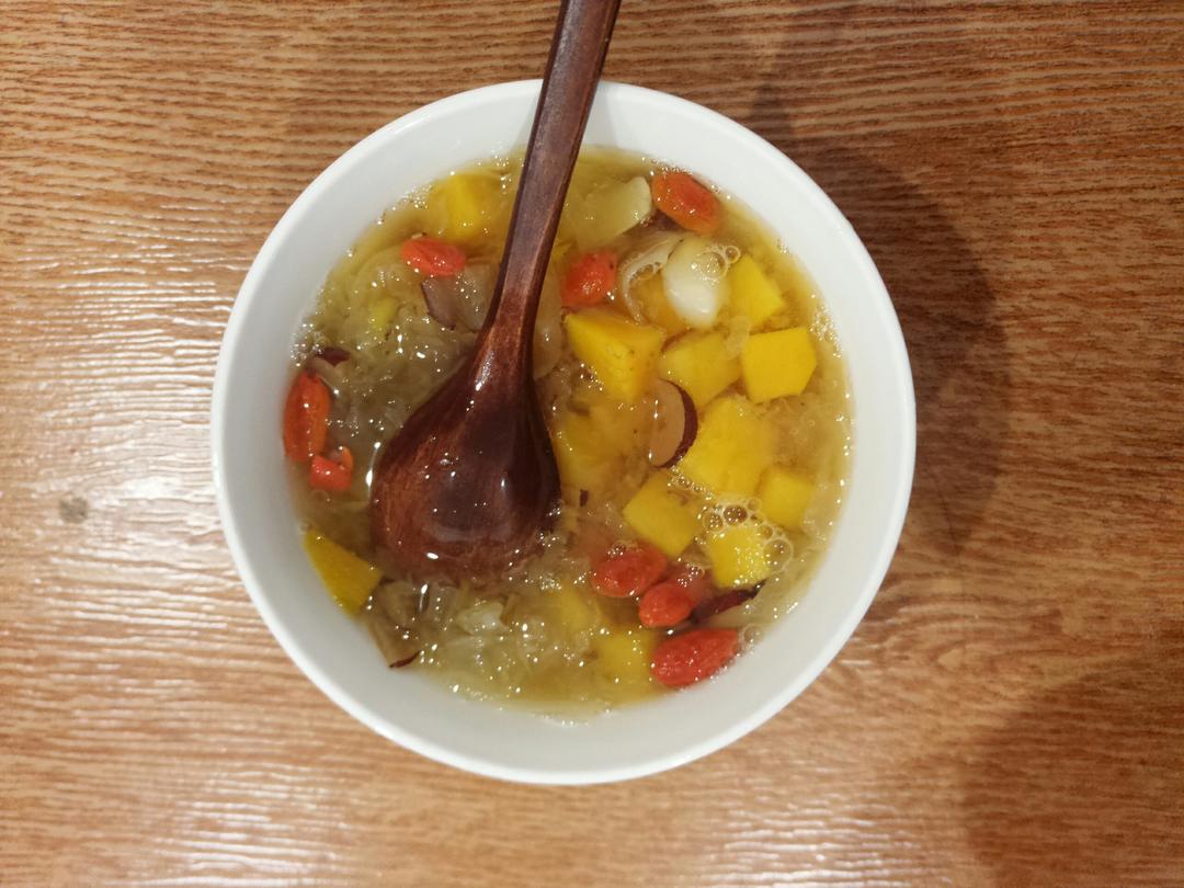 冰糖银耳莲子羹。（内附电饭煲做法）