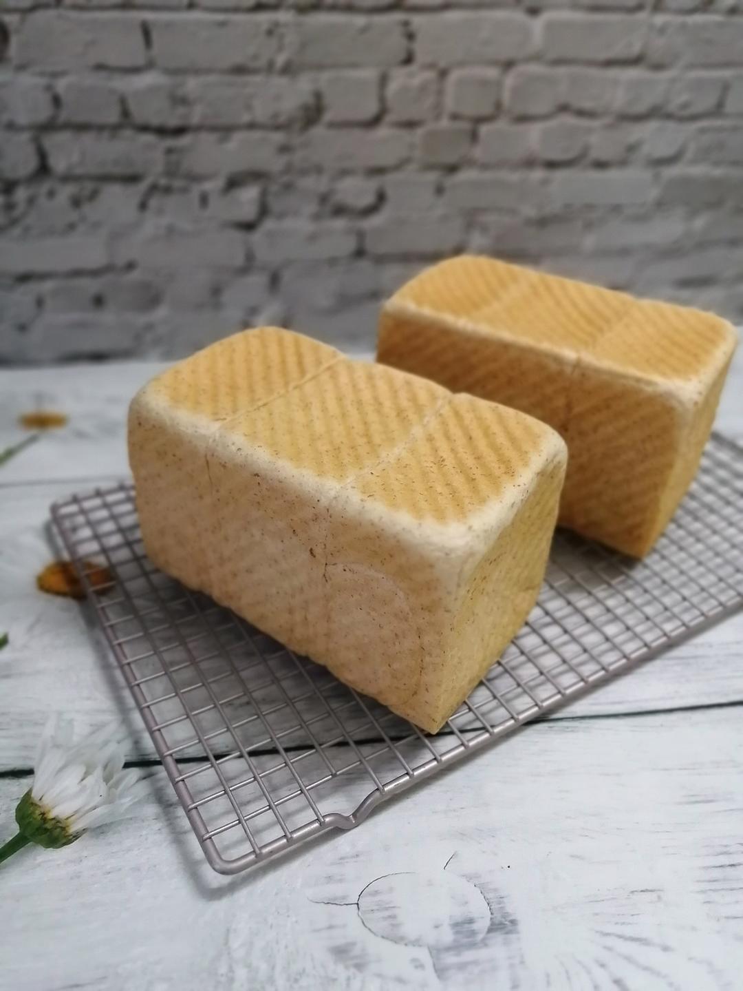 柔软的蜂蜜牛乳全麦吐司