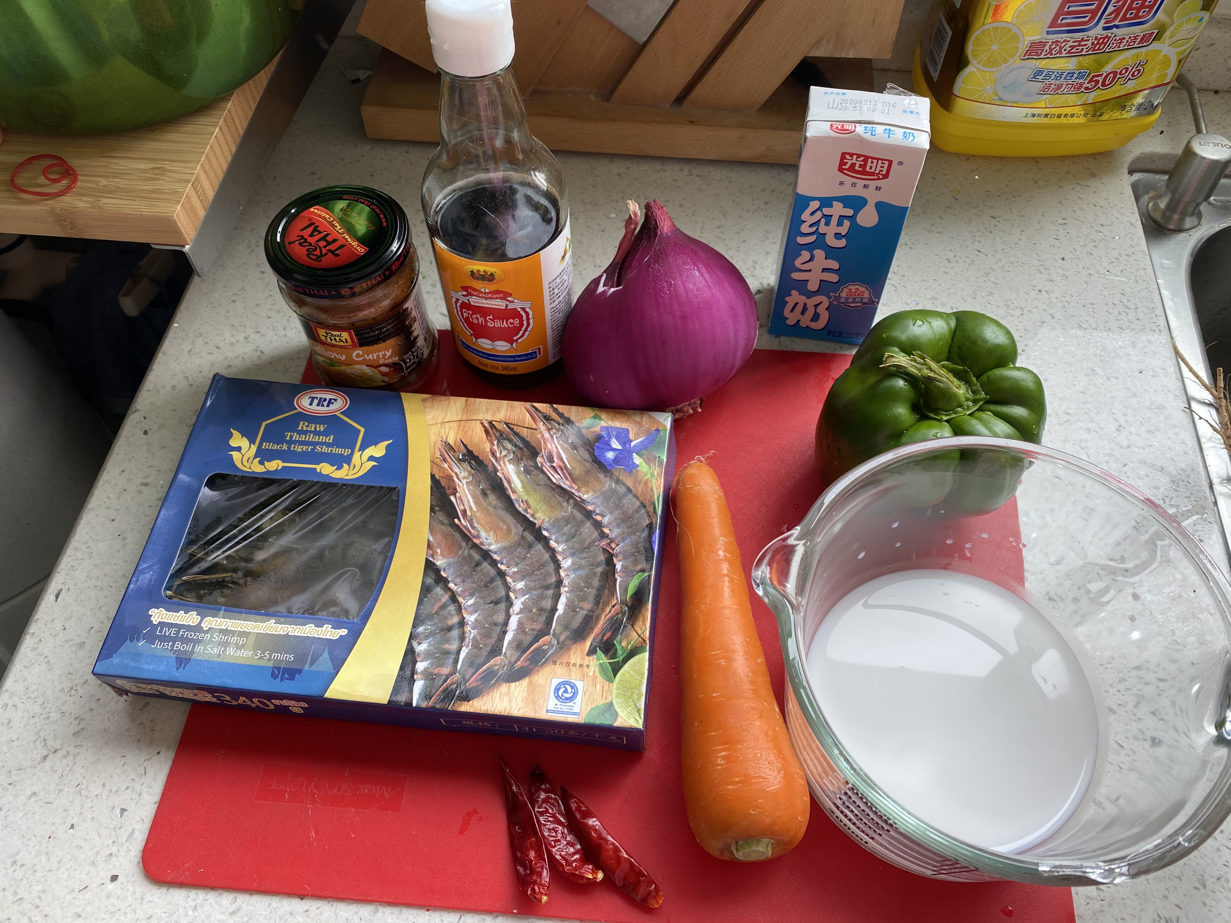 泰国黄咖喱炒大虾的做法 步骤1