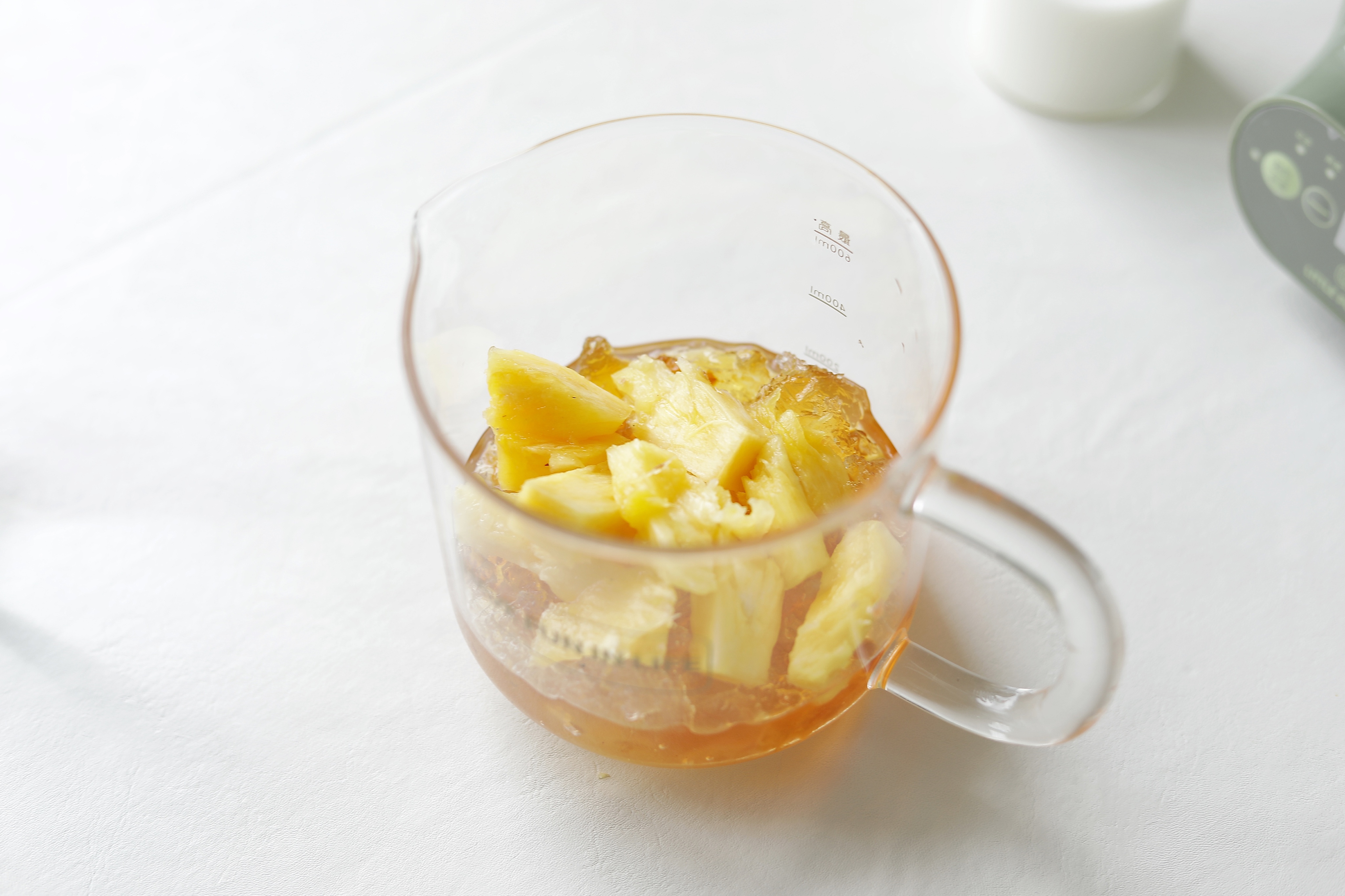 椰奶菠萝炖桃胶雪燕（小南瓜电炖杯食谱）的做法 步骤4