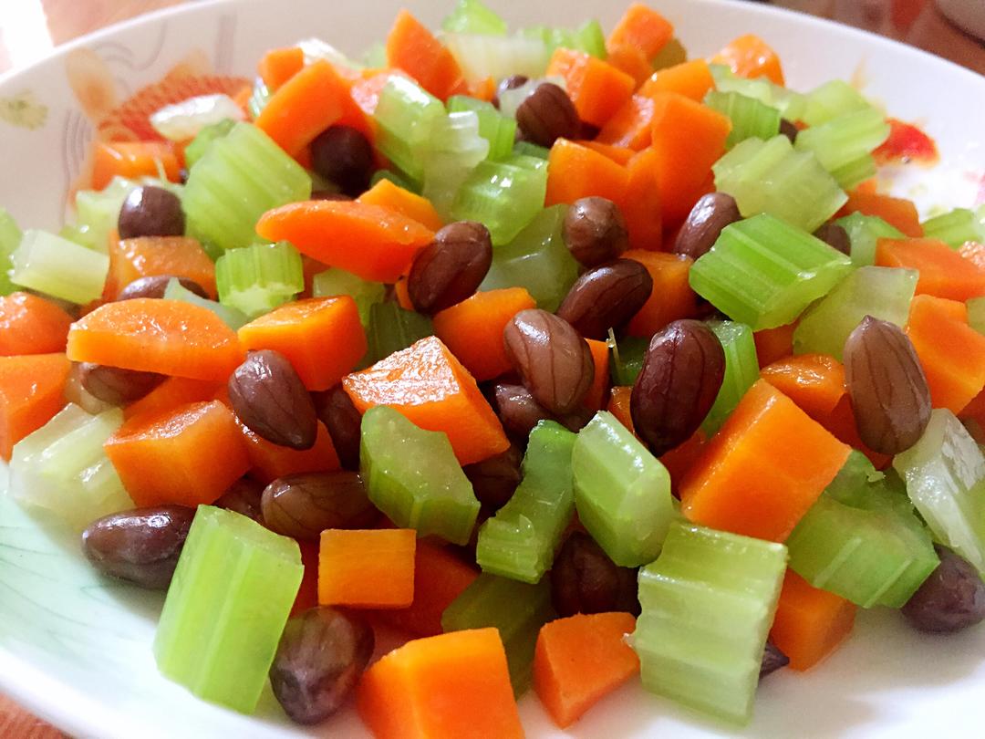 凉拌三鲜(花生红萝卜芹菜)的做法