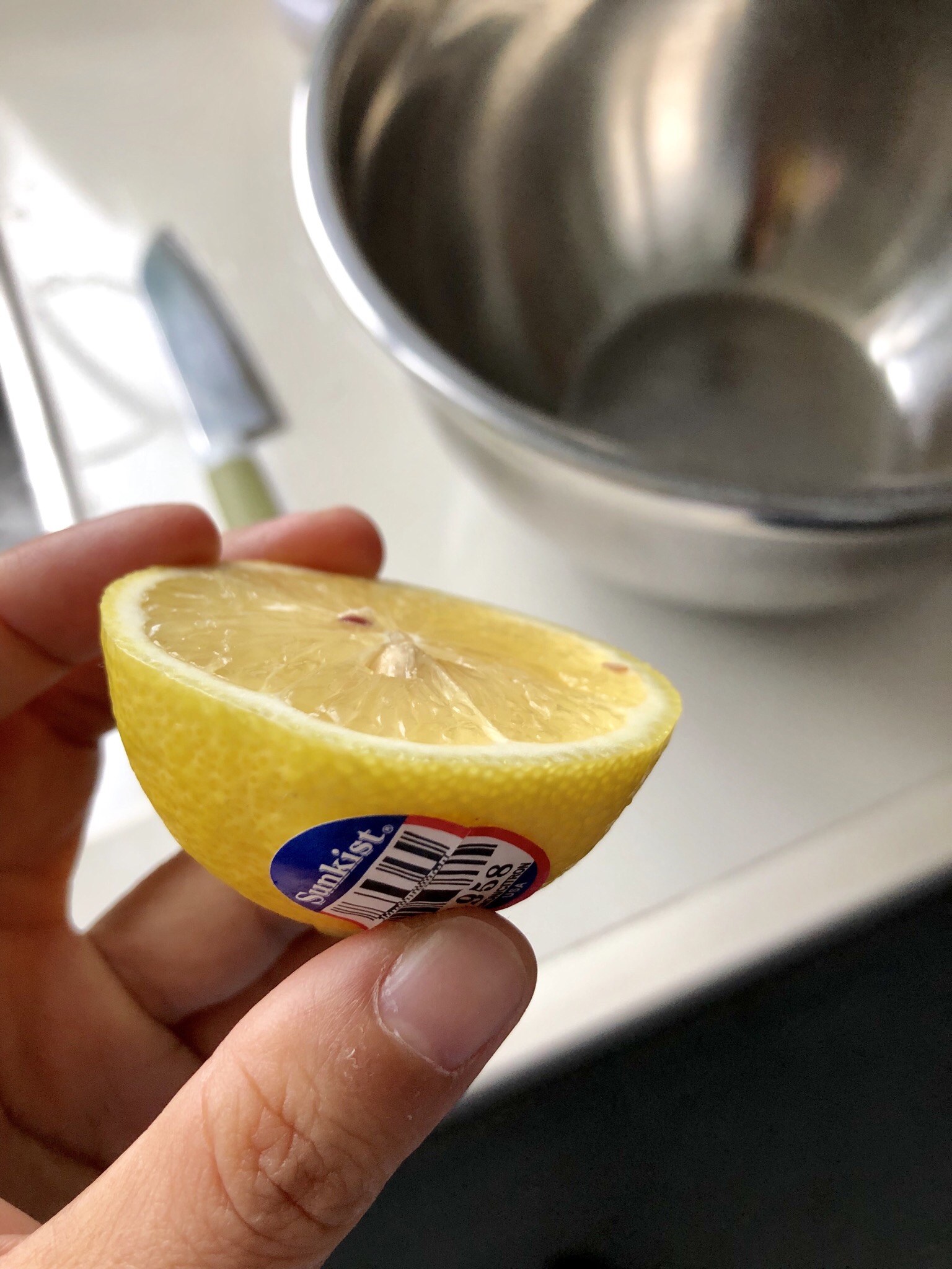 一秒钟挤柠檬汁，不脏手，不用任何机器(并且柠檬汁和核分离)爱烘焙的你一定要看一看的做法